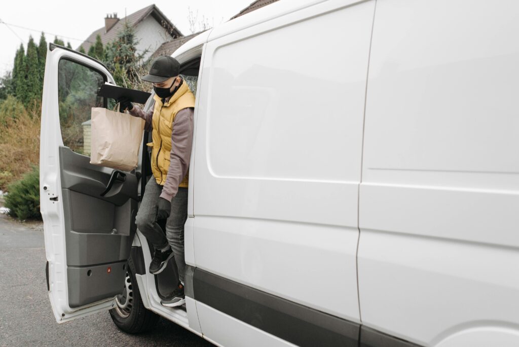 Courier vs. Delivery Person: Which Pays More?